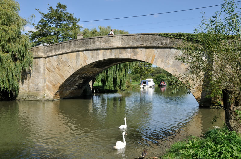 Halfpenny-Bridge-in-Lechlade-River-Thames-.jpg